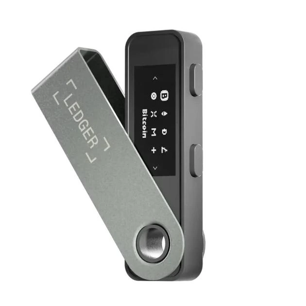 Comparison of hardware and software crypto wallets used for secure fund management